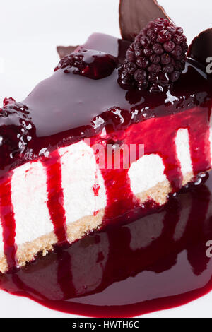 Stück Käsekuchen mit Schokolade und Beere Richtfest. Stockfoto