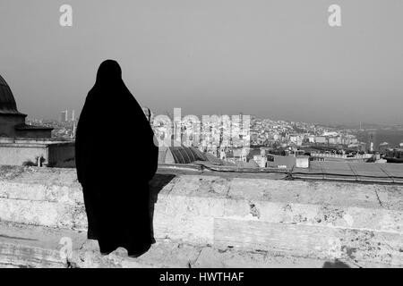 Verschleierte Muslimin beobachten das Stadtbild von Istanbul, Türkei Stockfoto