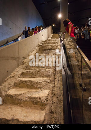 New York City, Usa - 11. Juli 2015: The Survivor Treppen in der neu eröffneten 9/11-Gedenkstätte am Ground Zero in New York City. Stockfoto
