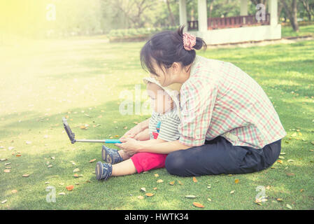 Asiatische Mutter und Baby Boy unter Selfie Fotografie Stockfoto