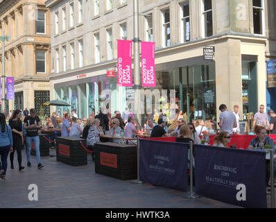 Glasgow City Stadtbild Straßenszene Buchanan Street Shopping-Fans und Touristen im Café Straße schwedische Rekorderlig cider Stockfoto