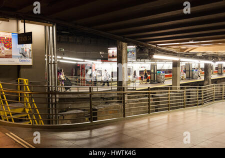 New York City, USA - 11. Juli 2015: Zug und U-Bahn verfolgt innerhalb des Grand Central Station, Manhattan. Es ist der weltweit größte Train Station hat Bla Stockfoto