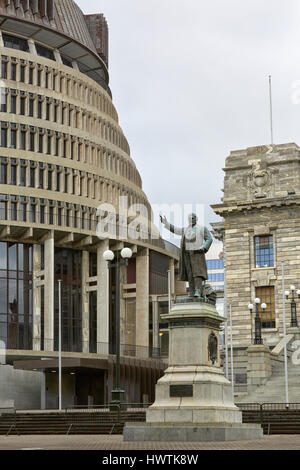 Richard John Seddon-Statue auf dem Parliament House und Beehive, Wellington, Neuseeland Stockfoto