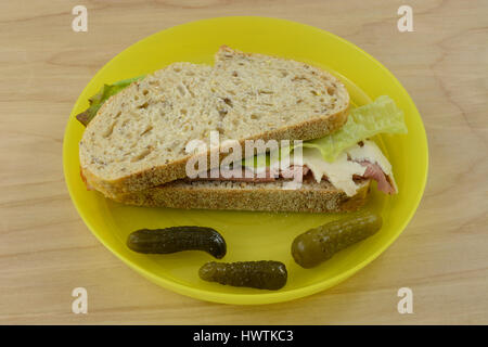 Gebratenes Rindfleisch und Geflügel Aufschnitt Sandwich auf gesunde neun Korn Brotscheiben Stockfoto