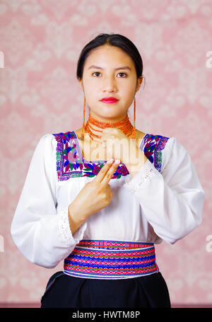Junge Frau tragen traditionelle Kleidung der Anden, gerichtete Kamera tun Gebärdensprache Wort für beide Stockfoto