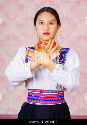 Junge Frau tragen traditionelle Kleidung der Anden, gerichtete Kamera tun Gebärdensprache Wort Stockfoto