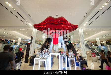 New York City, Usa - 12. Juli 2015: Menschen-Shop im Kaufhaus Macy's, Herald Square. Macy ist 68 Filialen Herunterfahren als es Verlangsamung Sal Schlachten Stockfoto