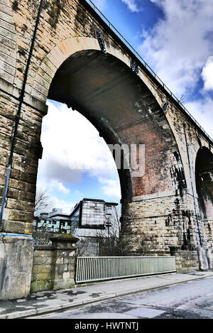 Altes und neues. University of Central Lancashire Gebäude durch alte Viadukt, Burnley, Lancashire, UK Stockfoto