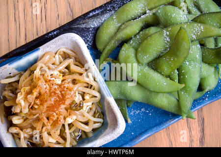 Edamame und Soja Sprossen auf einem Holztisch hautnah Stockfoto