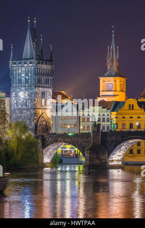 Prag Stare Mesto Nacht, dem historischen Zentrum von Osten Prag, die Stare Mesto, beleuchtet in der Nacht, mit der Charles Brücke im Vordergrund, CZ Stockfoto