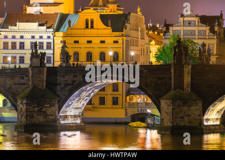 Charles Bridge Prag Nacht verweilen Touristen auf der Karlsbrücke in der Nacht, gegen die historische Altstadt von der Stadt, die Stare Mesto, CZ gesehen. Stockfoto