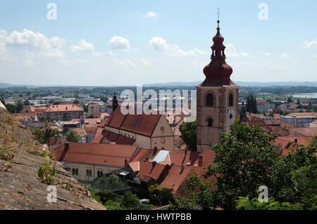 Dächer der alten Stadtzentrum und St.-Georgs-Kirche in Ptuj, Stadt an der Drau Banken, untere Steiermark, Slowenien Stockfoto