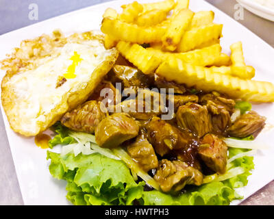 Rindfleisch Lok Lak. traditionelles Khmer Gericht. Stockfoto