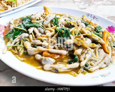 Würzig gebratene Messermuscheln, Thai-Küche. Stockfoto