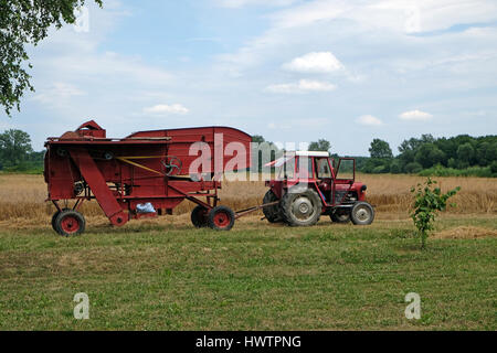 Alte Dreschmaschine in Trnovec, Kroatien am 9. Juli 2016. Stockfoto
