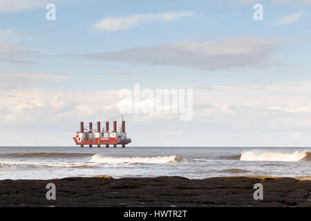 Staithes, England - 1. März: "erste Zweck pi Auflösung "weltweit gebaute Schiff für die Installation von Windenergieanlagen im Offshore-Bereich. Aus north yorkshire Küste. Stockfoto