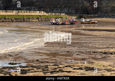 Staithes, England - 1. März: Strände Fischerboote warten auf Tide, staithes. in staithes, North Yorkshire, England. Am 1. März 2017. Stockfoto