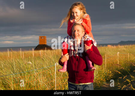 Vater und Tochter genießen Zwergseeschwalbe (Sterna Albifrons) Kolonie. Anwohner aus Kilcoole Dorf genießen Sie lokale Biodiversität des Naturschutzgebietes von Birdwatch Irland verwaltet. Stockfoto