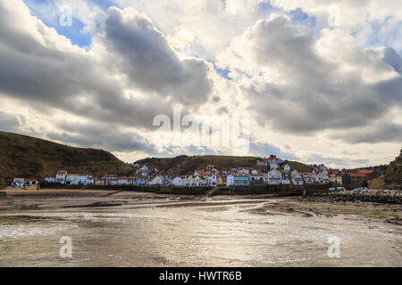 Staithes, England - 1. März: HDR-Bild von staithes Gebäude direkt am Meer mit Strand und Sonnenuntergang im Vordergrund der Entwicklung. in staithes, North Yorkshire, en Stockfoto