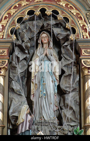 Our Lady of Lourdes-Statue auf dem Altar in der Pfarrkirche Kirche von Sankt Rochus in Kratecko, Kroatien am 16. Juli 2010. Stockfoto