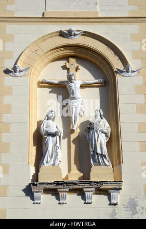 Kreuzigung, Jungfrau Maria und Johannes unter dem Kreuz, Pfarrei Kirche der Muttergottes von Schnee in Dubranec, Kroatien Stockfoto