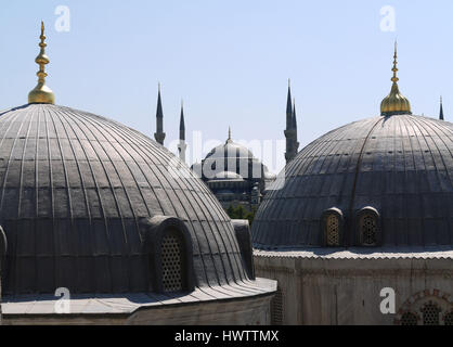 Die blaue Moschee (Sultan Ahmed Mosque) von der Hagia Sophia gesehen Stockfoto