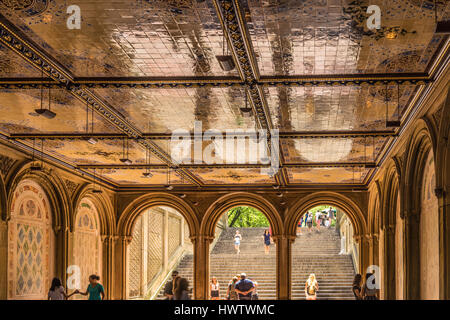 Ein Pavillon in der Nähe eines Brunnens im Central Park, Manhattan, NY, USA Stockfoto