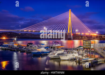 Die Hängebrücke über den Ohio River von Huntington, West Virginia in der Nacht. Stockfoto