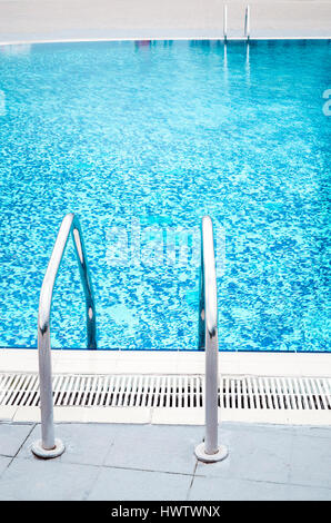 Schwimmbad Leiter auf beiden Seiten Stockfoto