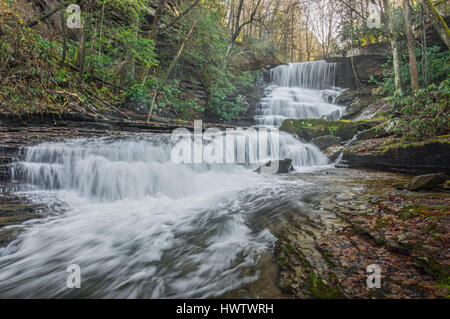 Die abgeschiedenen Laurel Creek Falls Gauley River National Recreation Area scheinbar Fahrten über mehrere Treppe Schritte in den Felsen. West Virginia. Stockfoto