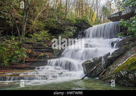 Die abgeschiedenen Laurel Creek Falls Gauley River National Recreation Area scheinbar Fahrten über mehrere Treppe Schritte in den Felsen. West Virginia. Stockfoto