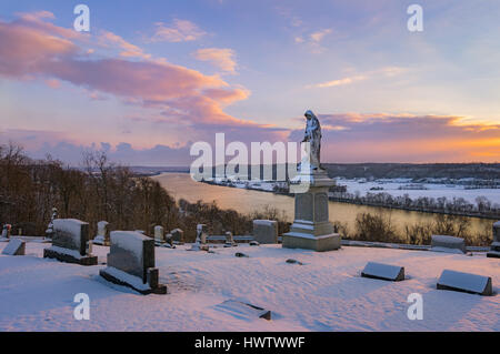 Die morgendlichen Wolken bricht, spiegeln den Ohio River mit Blick auf West Virginia aus dem historischen Hügel Hill Cemetery Gallipolis, Ohio. Stockfoto