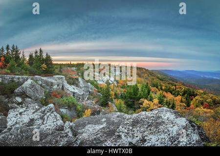 Felsbrocken erstrecken sich kilometerweit entlang des Randes des Berges umreißt das Herbstlaub in den Highlands von Dolly Grassoden Wildnis von West Virginia. Stockfoto
