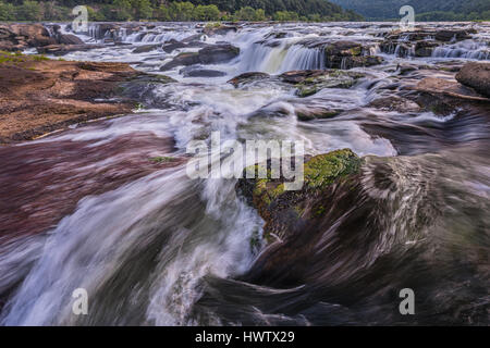 Sandstein fällt in West Virginia, das Wasser bricht hin und her, fantastische Webmuster mit Fäden von Wildwasser in das Gewebe des New River Stockfoto