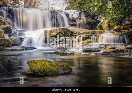 Licht des frühen Morgens taucht einen Teil der Wasserfälle am oberen Marr Zweig während der Winter und Eis schmelzen im Bereich "New River Gorge" von West Virginia. Stockfoto