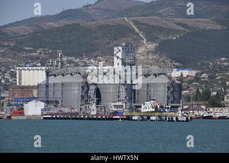 Noworossijsk, Russland - 9. September 2016: Backbord Anlage zur Lagerung, Trocknung und Verarbeitung von Getreide. Hafeninfrastruktur Fracht. internationalen Seehafen Stockfoto