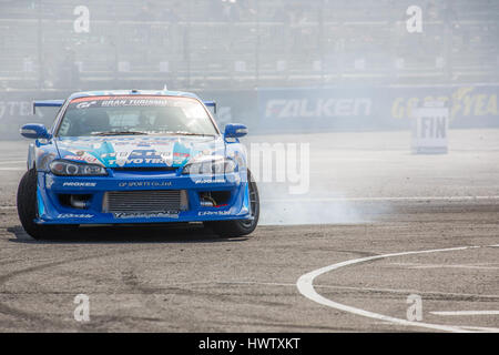 Tokio, Japan. 18. April 2015. Tatsuya Sakuma Team TOYO Reifen Drift mit dem GP-Sport führt während der D1 Grand Prix driften. Stockfoto