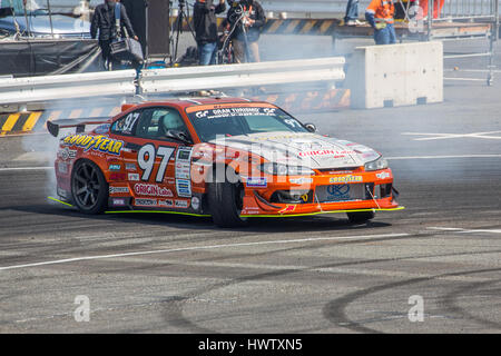 Tokio, Japan. 18. April 2015. Kunihiko Teramachi von GOODYEAR Racing mit Ursprung Labo führt während der D1 Grand Prix driften. Stockfoto