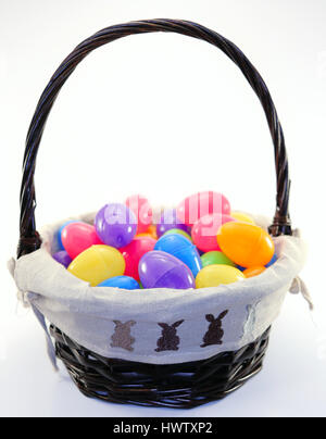 Ostern-Weidenkorb voller sortierten farbigen Ostereier Stockfoto