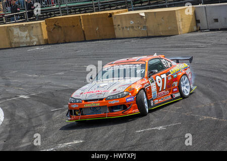 Tokio, Japan. 18. April 2015. Kunihiko Teramachi von GOODYEAR Racing mit Ursprung Labo führt während der D1 Grand Prix driften. Stockfoto