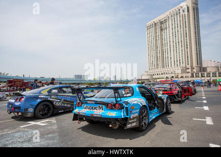 Tokio, Japan. 18. April 2015. Drift Autos vor dem Rennen auf der Runde 1 der D1 Grand Prix in Odaiba Spezialkurs. Stockfoto