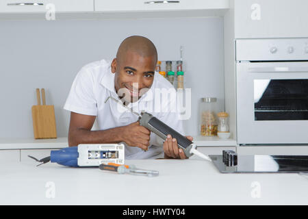 Leimauftrag auf dem Kochfeld Stockfoto