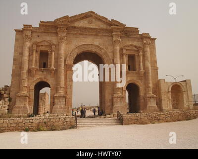 Der Bogen des Hadrian wurde gebaut, um den Besuch von Kaiser Hadrian in 129/130 ad Gerasa zu ehren. Ruinen von Jerash, Gerasa, Jordanien. Stockfoto