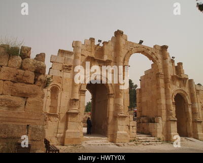 Der Bogen des Hadrian wurde gebaut, um den Besuch von Kaiser Hadrian in 129/130 ad Gerasa zu ehren. Ruinen von Jerash, Gerasa, Jordanien. Stockfoto