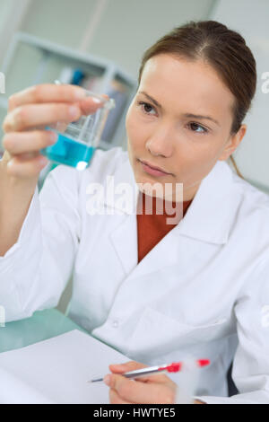 schöne Frau-Wissenschaftler, die Durchführung von Experimenten Stockfoto