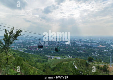 Blick auf die Stadt vom Koktobe Hill und Kabine der Seilbahn, Wahrzeichen in Almaty Kasachstan Almaty Stockfoto