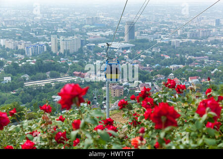 Blick auf die Stadt vom Koktobe Hill und Kabine der Seilbahn, Wahrzeichen in Almaty Kasachstan Almaty Stockfoto