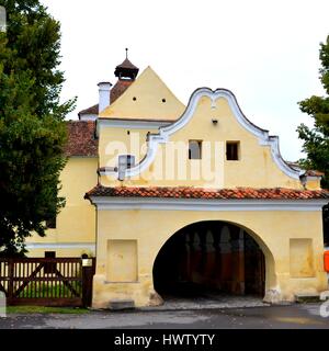 Eingang in die mittelalterliche Kirchenburg Harman, Siebenbürgen, Rumänien Stockfoto
