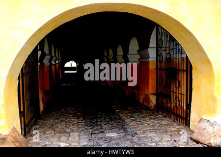 Eingang in die mittelalterliche Wehrkirche sächsischen Harman, Siebenbürgen, Rumänien. Stockfoto