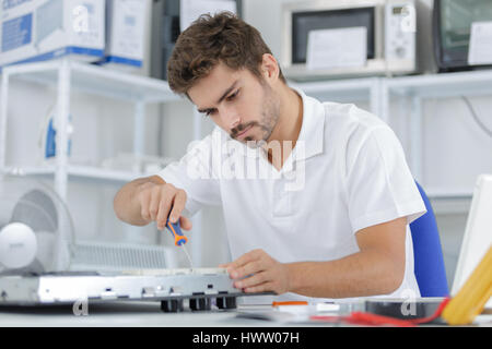 Mann, die Installation Induktionskochfelder in einer Küche Stockfoto